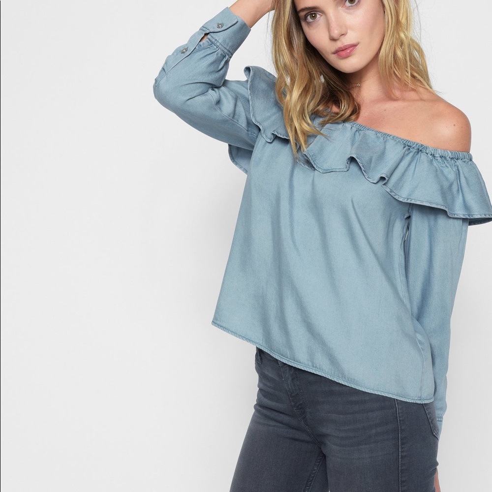 Long sleeve ruffle‎ off-shoulder button back blouse